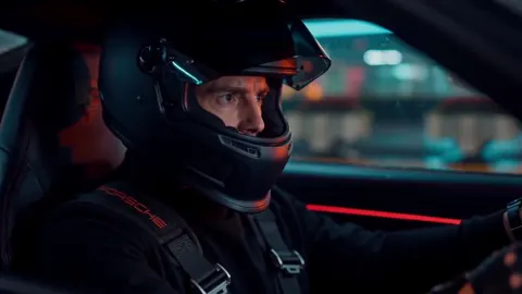 Au volant, casque vissé